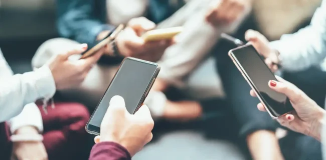 تأثیر شبکههای اجتماعی بر هویت جوانان تأثیر شبکههای اجتماعی بر هویت جوانان