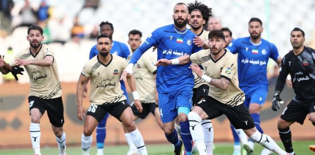 عکس| این پوستر زیبا را ببینید؛ تماشای خانوادگی بازی استقلال