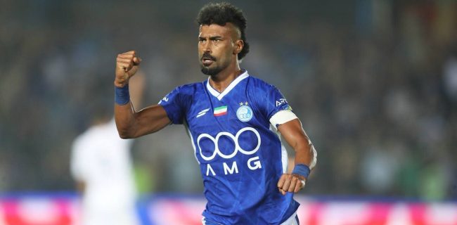 عکس | تیپ عجیب رامین رضاییان برای تماشای بازی استقلال