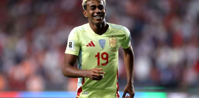 عکس | دورهمی خانوادگی یامال در مراسم توپ طلا!