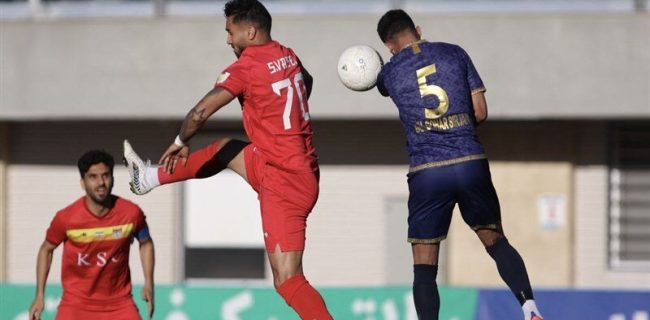 عکس| قلیان روی پوستر بازی فوتبال! عکس| قلیان روی پوستر بازی فوتبال!