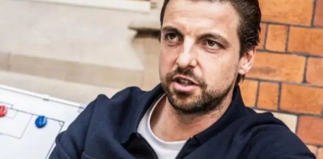 کفش‌های ستاره لاله‌ها آویخته شد