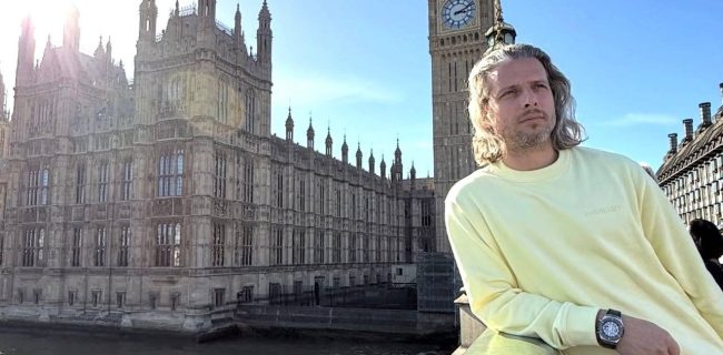 عکس| حال خوب ستاره سابق پرسپولیس در خیابان‌های لندن