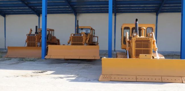 آمادگی کامل راهداری اسدآباد برای طرح زمستانی با ذخیره‌سازی ۶ هزار تن شن و نمک