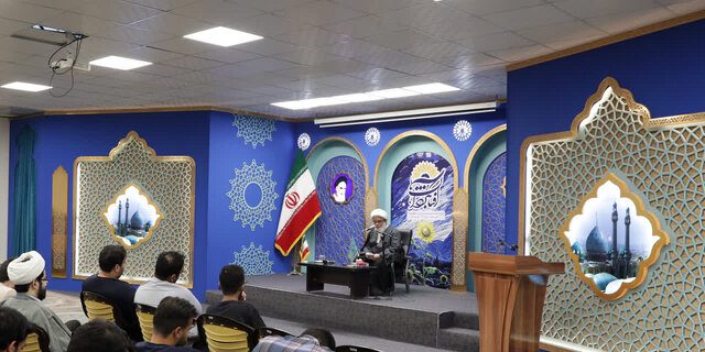 “شعر، خط مقدم جنگ شناختی عصر ظهور؛ تاکید استاد حوزه بر نقش روایت‌گری الهی شاعران”