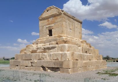 شب چله در میراث هخامنشی؛ تخت‌جمشید، پاسارگاد و نصیرالملک میزبان آیین یلدا شدند