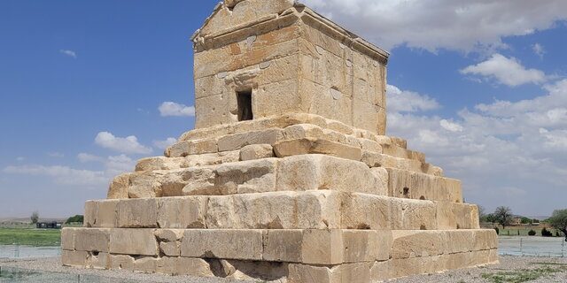 شب چله در میراث هخامنشی؛ تخت‌جمشید، پاسارگاد و نصیرالملک میزبان آیین یلدا شدند