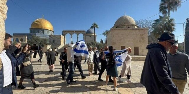 تشدید یورش صهیونیستها به مسجد الاقصی و افزایش حملات نظامی به کرانه باختری تشدید یورش صهیونیستها به مسجد الاقصی و افزایش حملات نظامی به کرانه باختری