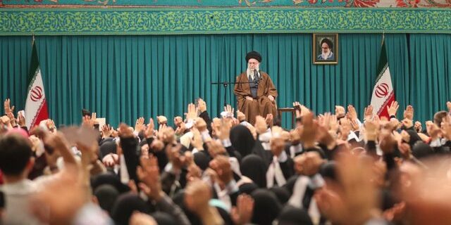 رهبر انقلاب: حفظ امنیت، حرمت و کرامت از حقوق اصلی زنان است؛ اسلام بر رعایت کامل احترام زن تأکید دارد