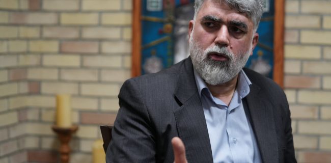 آمریکا ویزا نمی‌دهد چون می‌ترسد آنجا سلام نظامی بدهیم/فقط دو قشر با پرچم دور افتخار می‌زنند؛ شهدا و ورزشکاران