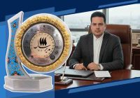 اعطای نشان عالی مدیر سال به دکتر محمد فؤاد موحد مدیرعامل شرکت صبانور ایرانیان