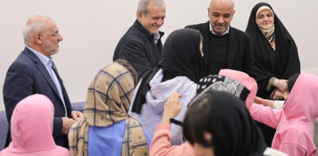 پزشکیان با کودکان بی‌سرپرست و بدسرپرست در «خانه دختران ایران» دیدار کرد