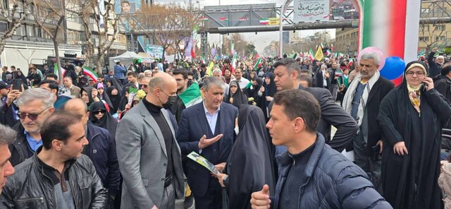 محمد اسلامی در راهپیمایی ۲۲ بهمن: مردم اجازه دخالت خارجی نمی‌دهند؛ فناوری هسته‌ای در زندگی مردم ملموس خواهد شد