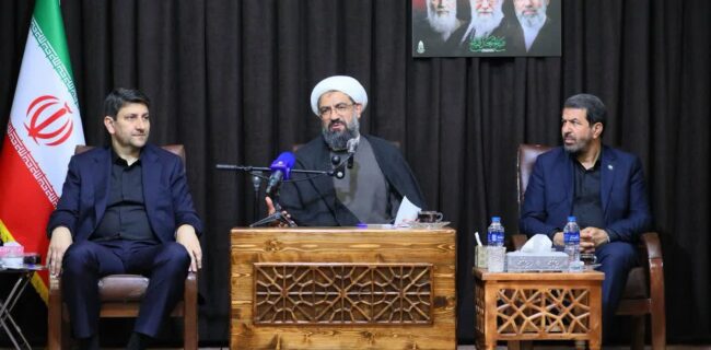 دیدار وزیر ارتباطات به همراه استاندار و مدیران استانی با امام جمعه همدان