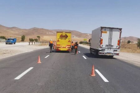 ۴۵ اکیپ راهداری در محورهای همدان مستقر شدند/ اجرای ۵۱۵ کیلومتر عملیات بهسازی و خط‌کشی راه‌ها