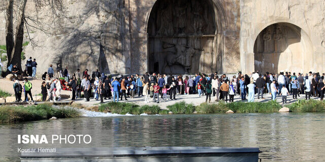 رشد بازدید گردشگران از تاق بستان رشد بازدید گردشگران از تاق بستان